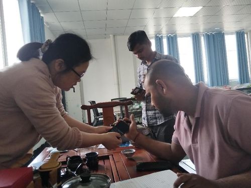 последние новости компании о Г-н Анмол Кумар посетил машину для влажных салфеток