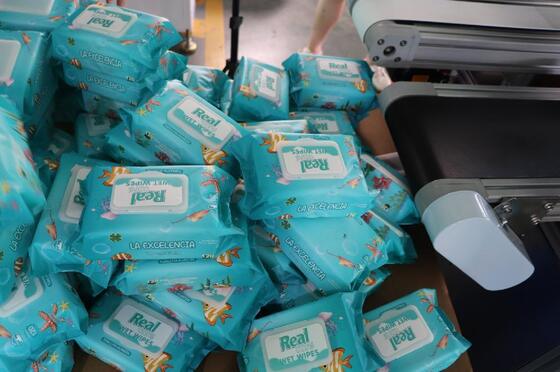 Good price Устойчивая машина для упаковки влажных салфеток, оснащенная передовой системой управления, обеспечивающей точность упаковки и бесперебойную работу онлайн